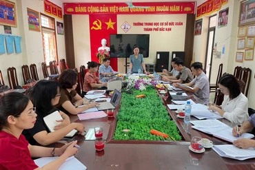 Giám sát việc dạy thêm, học thêm và quản lý, sử dụng các nguồn thu trong trường học
