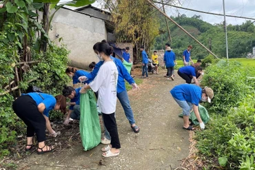 Đoàn thanh niên xã Lục Bình (Bạch Thông) thu gom rác thải, vệ sinh môi trường.