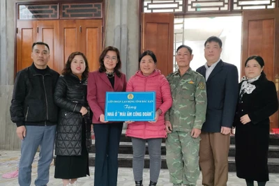 Công đoàn ngành Y tế trao nhà "Mái ấm công đoàn" cho đoàn viên Ma Thị Viết, Công đoàn TTYT huyện Chợ Đồn