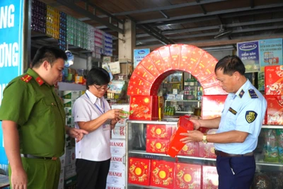 Đoàn Liên ngành thành phố Bắc Kạn kiểm tra tại một cơ sở hàng tạp hóa trên địa bàn thành phố