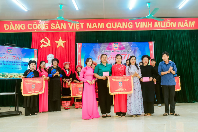 Bà Hoàng Thu Chung, Phó Giám đốc Sở Tư pháp trao thưởng cho đội đoạt giải Nhất. 9-679-3831.jpg