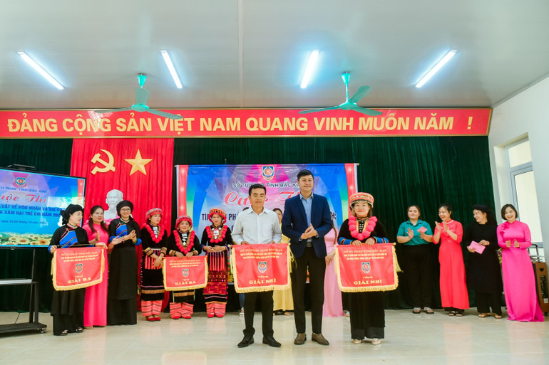 Ban Tổ chức trao thưởng cho các đội đoạt giải Nhì 7-421-6012.jpg