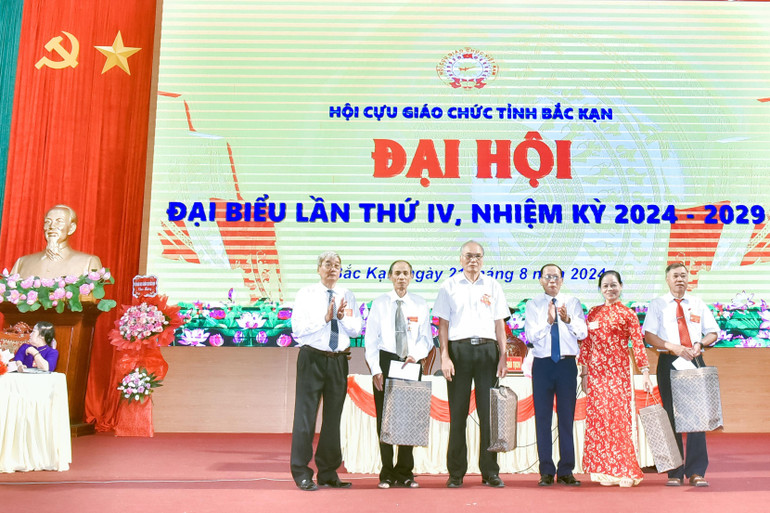 Hội CGC tỉnh tặng quà cho thành viên BCH Hội CGC tỉnh lần thứ III không tham gia BCh Hội CGC tỉnh lần thứ IV. 10.jpg