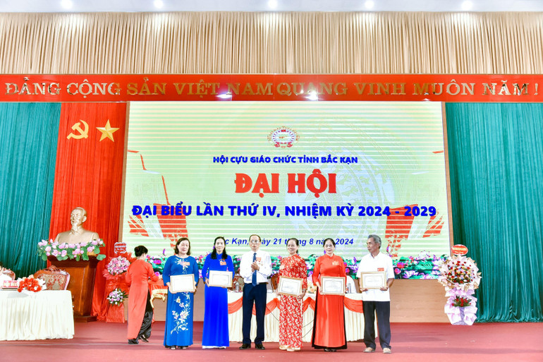 Ông Hoàng Thành Kính, Chủ tịch Hội CGC tỉnh tặng Giấy khen cho các tập thể, cá nhân. 12.jpg