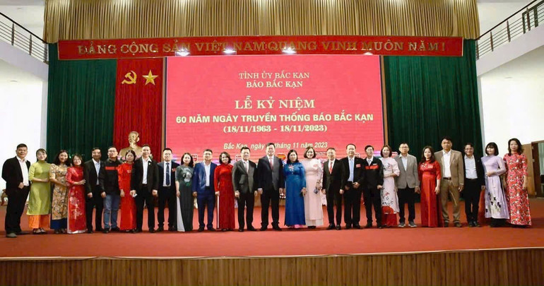 Các đồng chí: Lê Quốc Minh, Ủy viên BCH Trung ương Đảng, Tổng Biên tập Báo Nhân dân, Phó Trưởng ban Tuyên giáo Trung ương, Chủ tịch Hội Nhà báo Việt Nam; Hoàng Duy Chinh, Ủy viên BCH Trung ương Đảng, Bí thư Tỉnh ủy, Trưởng đoàn ĐBQH tỉnh; Phương Thị Thanh, Phó Bí thư Thường trực Tỉnh ủy, Chủ tịch HĐND tỉnh chụp ảnh lưu niệm với các đồng chí lãnh đạo, viên chức Báo Bắc Kạn. e1.jpg