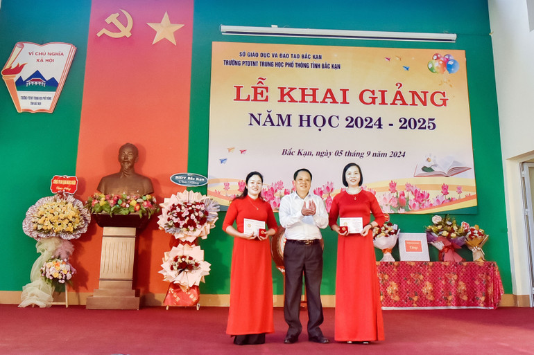 Thừa ủy quyền của Bộ Giáo dục và Đào tạo, ông Hoàng Lục Do, Ủy viên Ban Thường vụ, Trưởng ban Tổ chức Tỉnh ủy trao Kỷ niệm chương Vì sự nghiệp giáo dục cho 02 cá nhân. Thừa ủy quyền của Bộ Giáo dục và Đào tạo, ông Hoàng Lục Do, Ủy viên Ban Thường vụ, Trưởng ban Tổ chức Tỉnh ủy trao Kỷ niệm chương Vì sự nghiệp giáo dục cho 02 cá nhân.