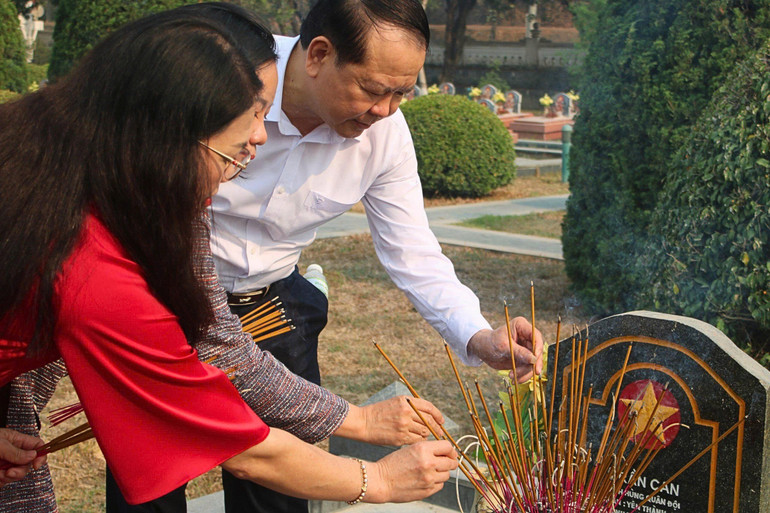 Các đồng chí lãnh đạo báo Đảng địa phương tri ân các Anh hùng liệt sĩ tại Nghĩa trang A1 (Điện Biên Phủ) năm 2024. Ảnh: Nguyễn Nghĩa z6570277060546-01a029ca99e1386018357a12abd76648.jpg