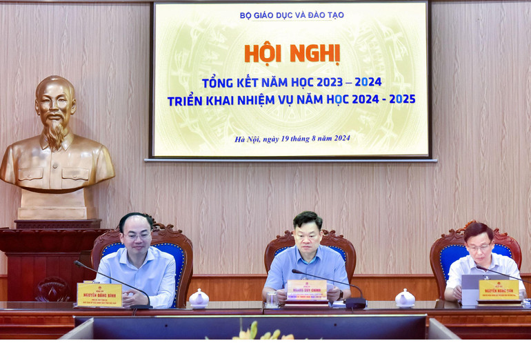 Tham dự tại điểm cầu tỉnh Bắc Kạn có các đồng chí: Hoàng Duy Chinh, Ủy viên Ban Chấp hành Trung ương Đảng, Bí Thư Tỉnh ủy, Trưởng đoàn ĐBQH tỉnh; Nguyễn Đăng Bình, Phó Bí thư Tỉnh ủy, Chủ tịch UBND tỉnh; Nguyễn Ngọc Sơn, Giám đốc Sở GD&ĐT tỉnh; lãnh đạo các sở, ngành và các huyện, thành phố trong tỉnh. 1.jpg