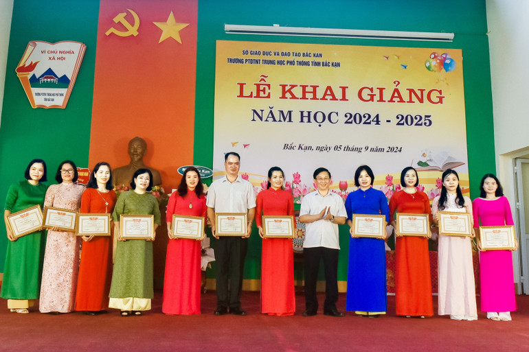 Ông Nguyễn Ngọc Sơn, Giám đốc Sở Giáo dục và Đào tạo tỉnh trao Giấy khen của Sở cho các thầy, cô giáo nhà trường. Ông Nguyễn Ngọc Sơn, Giám đốc Sở Giáo dục và Đào tạo tỉnh trao Giấy khen của Sở cho các thầy, cô giáo nhà trường.