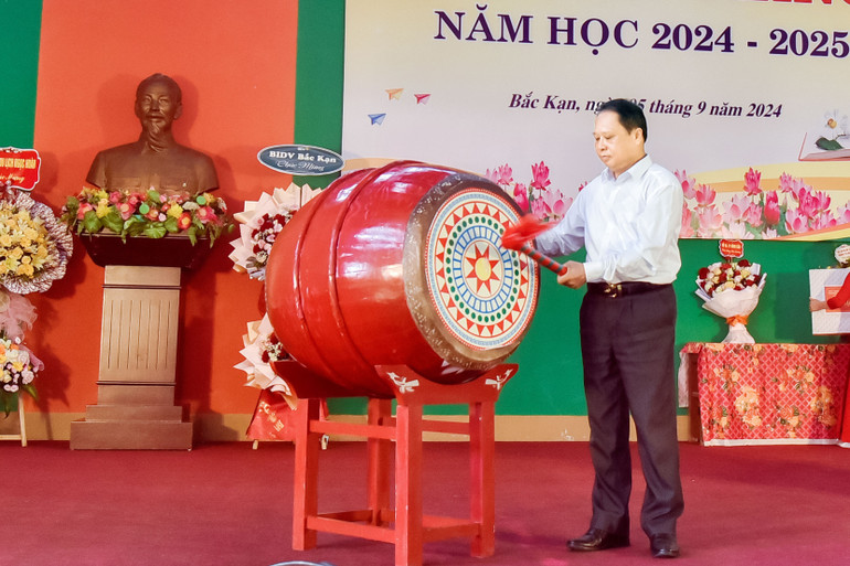 Ông Hoàng Lục Do, Ủy viên Ban Thường vụ, Trưởng ban Tổ chức Tỉnh ủy đánh trống khai trường. Ông Hoàng Lục Do, Ủy viên Ban Thường vụ, Trưởng ban Tổ chức Tỉnh ủy đánh trống khai trường.
