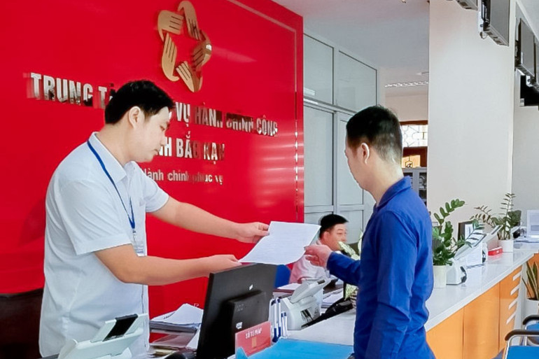 Công chức Sở Tư pháp tiếp công dân tại Trung tâm Phục vụ hành chính công tỉnh Bắc Kạn. hanh chinh cong.jpg