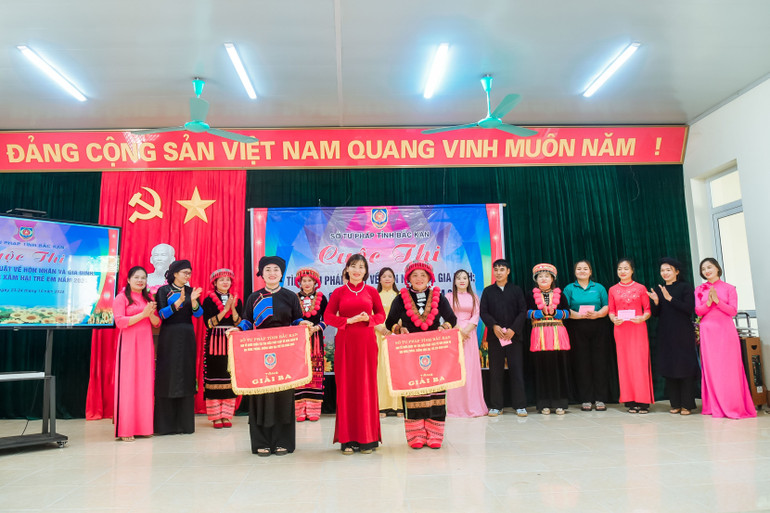 Ban Tổ chức trao thưởng cho các đội đoạt giải Ba. 8-4659-8991.jpg