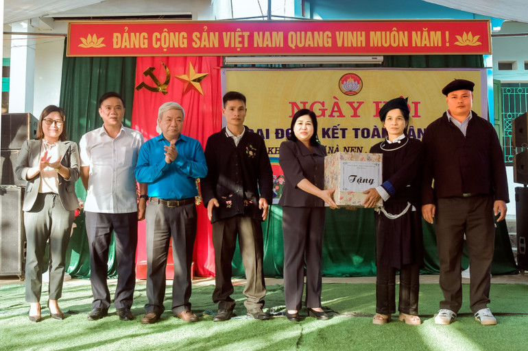 Đồng chí Phương Thị Thanh, Phó Bí thư Thường trực Tỉnh ủy, Chủ tịch HĐND tỉnh tặng quà cho Nhân dân thôn Nà Nen. 8.jpg