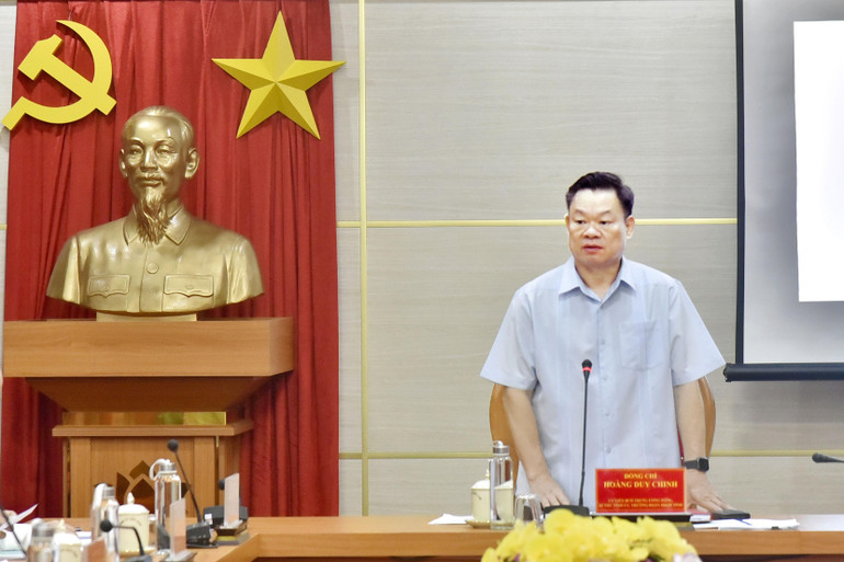 Đồng chí Hoàng Duy Chinh, Ủy viên Ban Chấp hành Trung ương Đảng, Bí thư Tỉnh ủy, Trưởng đoàn ĐBQH tỉnh phát biểu tại hội nghị. 1.jpg