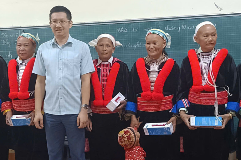 Phó Chủ tịch UBND huyện Pác Nặm Trịnh Đức Minh động viên các học viên học lớp XMC tại xã Công Bằng (Pác Nặm). cong-bang-9370-4144.jpg