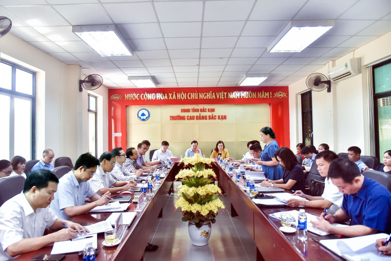 Lãnh đạo Trường Cao đẳng Bắc Kạn báo cáo với Đoàn khảo sát. 3.jpg