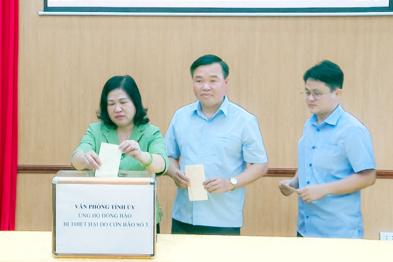 Đồng chí Phương Thị Thanh, Phó Bí thư Thường trực Tỉnh ủy, Chủ tịch HĐND và lãnh đạo, cán bộ, người lao động cơ quan Văn phòng Tỉnh ủy tham gia ủng hộ tại buổi lễ. 7.jpg