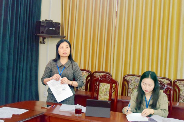Đồng chí Hà Thị Đào, Giám đốc Sở Tư pháp, Phó Trưởng ban Tổ chức Cuộc thi báo cáo dự thảo kết quả Cuộc thi. 2.jpg
