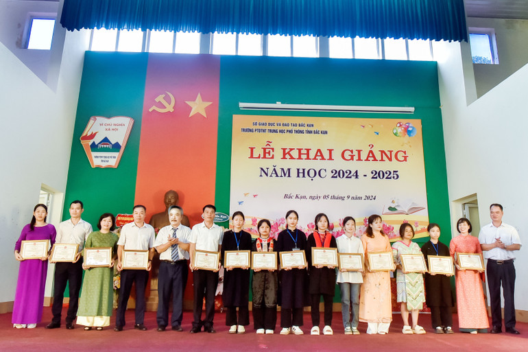Ban Giám hiệu nhà trường trao Giấy khen cho thầy, cô và học sinh nhà trường. Ban Giám hiệu nhà trường trao Giấy khen cho thầy, cô và học sinh nhà trường.