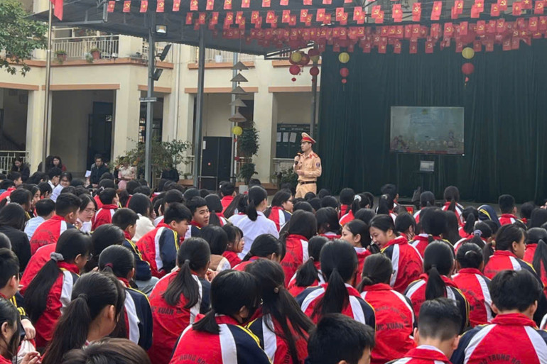 Cán bộ Phòng CSGT tuyên truyền, phổ biến các nội dung cơ bản của Luật Trật tự, ATGT đường bộ cho học sinh. 3.jpg
