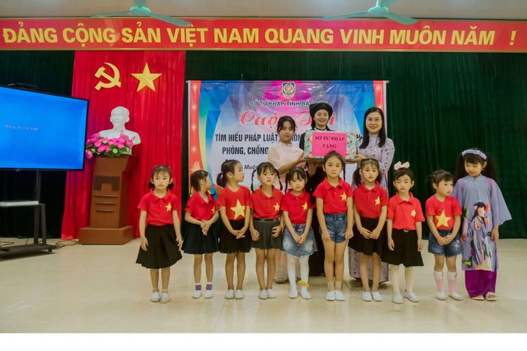 Ban Tổ chức tặng quà cho học sinh tham gia văn nghệ tại Cuộc thi. 1-1023-1822.jpg