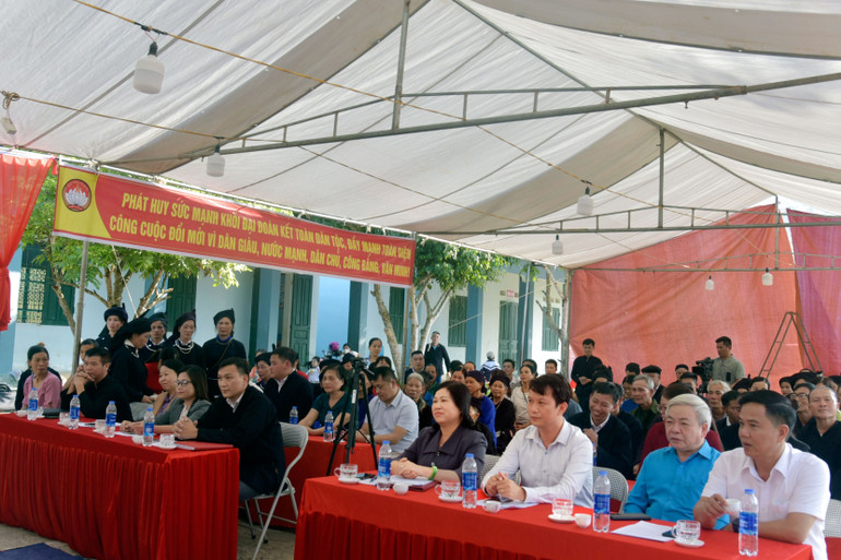 Đại biểu tham dự ngày hội tại thôn Nà Nen. 3.jpg