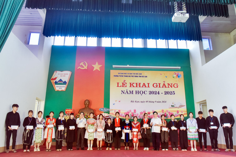 Lãnh đạo Ban Tổ chức Tỉnh ủy cùng Sở Giáo dục và Đào tạo tỉnh trao học bổng cho các học sinh vượt khó học giỏi. Lãnh đạo Ban Tổ chức Tỉnh ủy cùng Sở Giáo dục và Đào tạo tỉnh trao học bổng cho các học sinh vượt khó học giỏi.