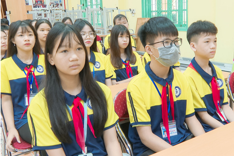 Học sinh Trường THCS Huyền Tụng nghe tuyên truyền phòng, chống tác hại của thuốc lá. 6.jpg