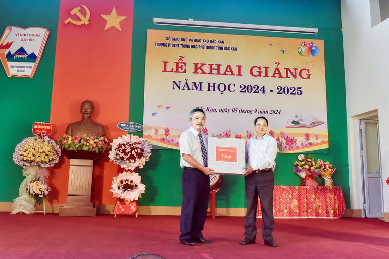 Thay mặt lãnh đạo tỉnh, ông Hoàng Lục Do, Ủy viên Ban Thường vụ, Trưởng ban Tổ chức Tỉnh ủy tặng quà cho giáo viên và học sinh nhà trường. Thay mặt lãnh đạo tỉnh, ông Hoàng Lục Do, Ủy viên Ban Thường vụ, Trưởng ban Tổ chức Tỉnh ủy tặng quà cho giáo viên và học sinh nhà trường.