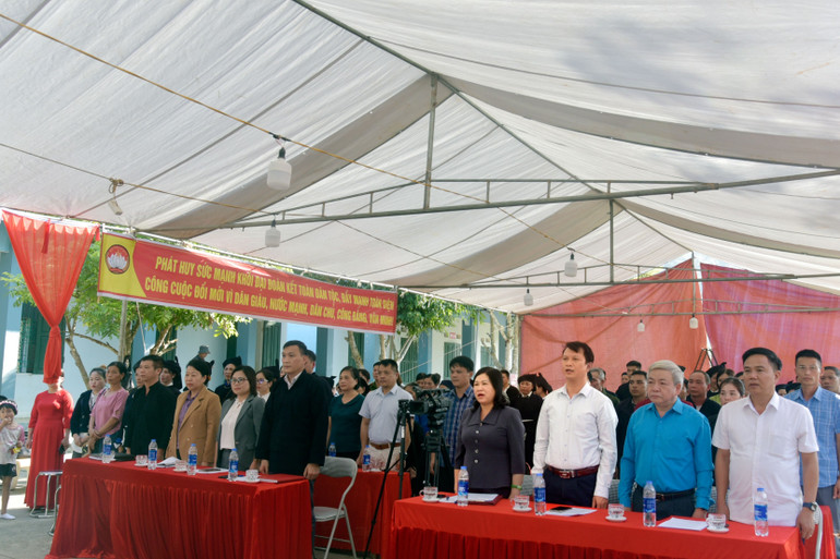 Chào cờ tại ngày hội. 4.jpg
