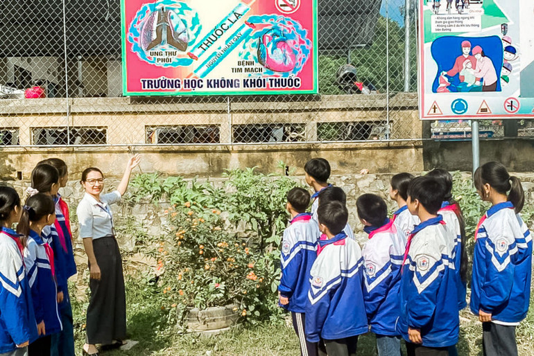 Một buổi tuyên truyền lồng ghép về tác hại của thuốc lá đến sức khỏe của cô và trò Trường PTDTBT THCS Bành Trạch. 1.jpg