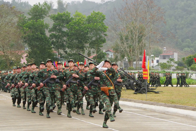Khối cán bộ, nhân viên Trung đoàn bộ binh 750 duyệt đội ngũ trong lễ ra quân huấn luyện năm 2025. z6425559637515-b86d593a29d6aa02f067f09d06927241.jpg
