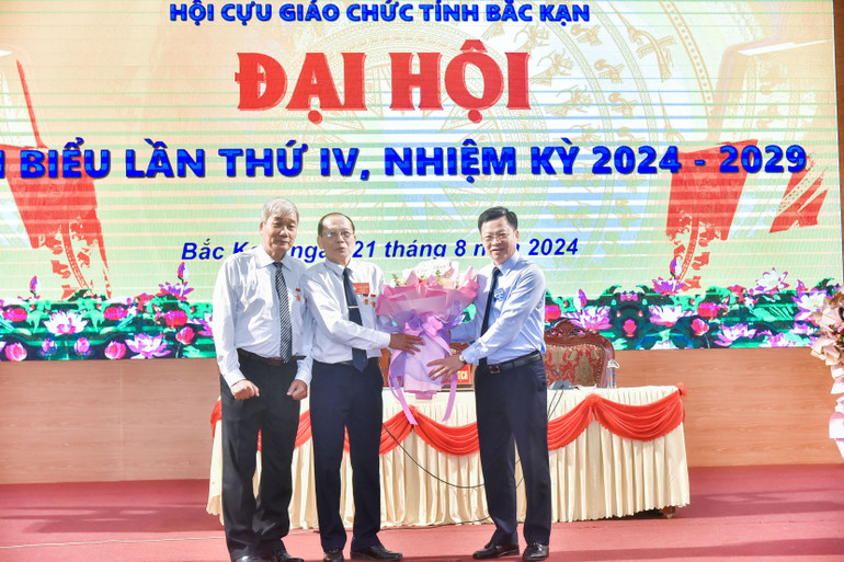 Ông Phạm Duy Hưng, Ủy viên Ban Thường vụ Tỉnh ủy, Phó Chủ tịch UBND tỉnh tặng hoa chúc mừng Đại hội. 7.jpg