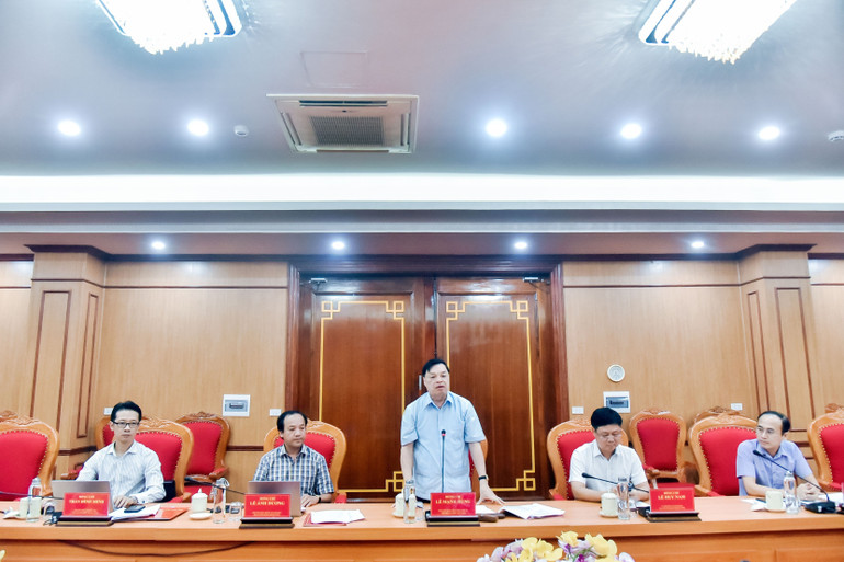 Đồng chí Lê Mạnh Hùng, Phó Chủ tịch kiêm Tổng Thư ký Hội Khuyến học Việt Nam phát biểu tại buổi làm việc. 2.jpg