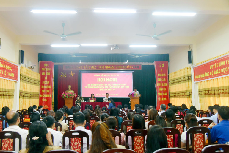 Quang cảnh buổi tiếp xúc cử tri 2-9752.jpg