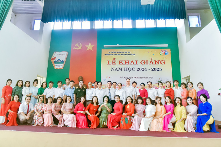 Đại biểu chụp ảnh lưu niệm với thầy, cô nhà trường./. Đại biểu chụp ảnh lưu niệm với thầy, cô nhà trường./.