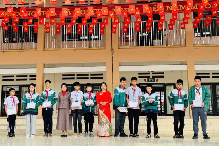 Lãnh đạo Hội Bảo trợ người khuyết tật và Bảo vệ quyền trẻ em tỉnh trao quà cho học sinh. 5.jpg