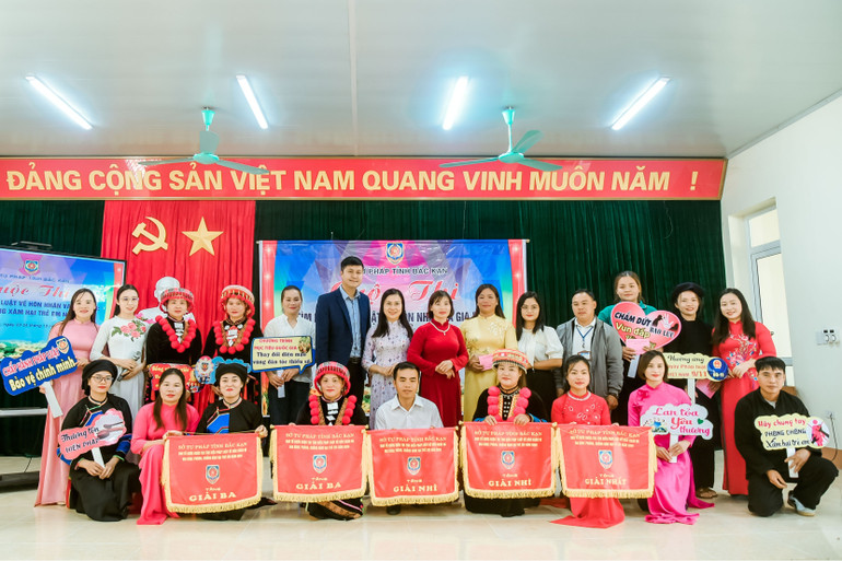 Ban Tổ chức chụp ảnh lưu niệm cùng các đội thi. 10-808-6912.jpg