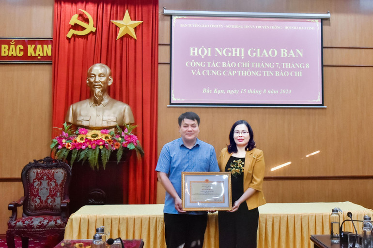 Đồng chí Trưởng Ban Tuyên giáo Tỉnh ủy Trần Thị Lộc trao Bằng khen của Quân chủng Hải quân cho Đài Phát thanh - Truyền hình Bắc Kạn. 8.jpg