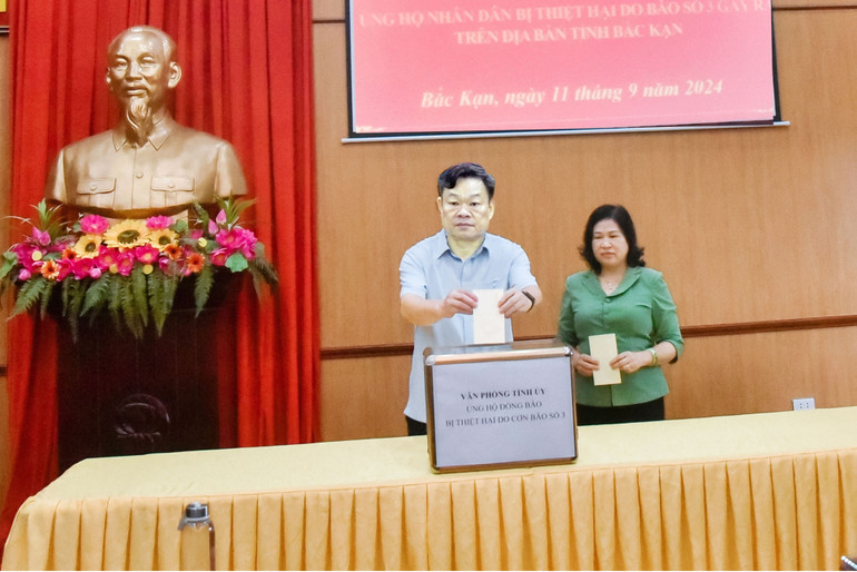 Đồng chí Hoàng Duy Chinh, Ủy viên Ban Chấp hành Trung ương Đảng, Bí thư Tỉnh ủy, Trưởng đoàn ĐBQH tỉnh ủng hộ tại buổi lễ. 2a.jpg