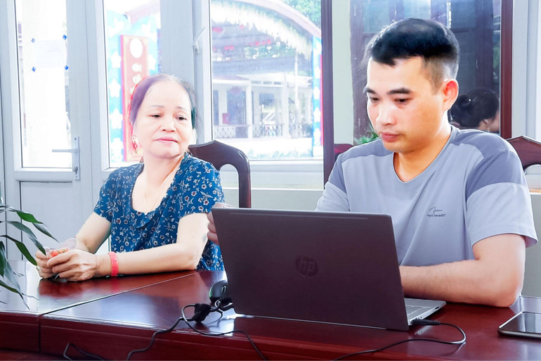 Hỗ trợ phụ huynh đăng ký tuyển sinh trực tuyến, rà soát thông tin học sinh vào lớp 1 tại Trường Tiểu học Nguyễn Thị Minh Khai (TP. Bắc Kạn). phu-huynh-em-Hoang-Ngoc-An-Nhien.jpg