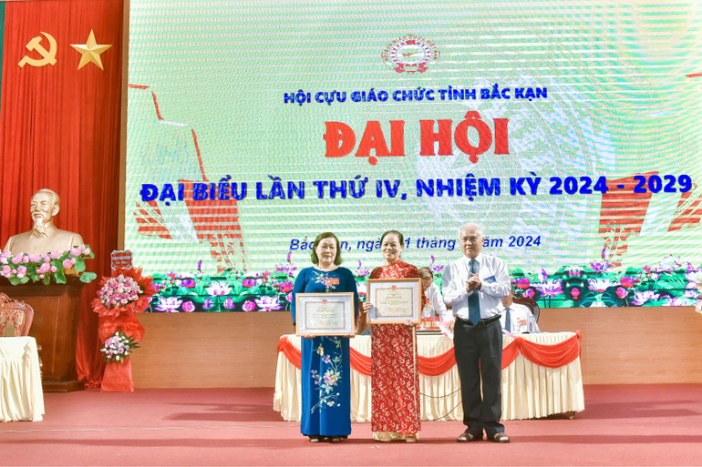 Ông Nguyễn Xuân Phương, Phó Chủ tịch kiêm Tổng Thư ký Hội CGC Việt Nam tặng Bằng khen của Hội CGC Việt Nam cho tập thể, cá nhân. 13.jpg