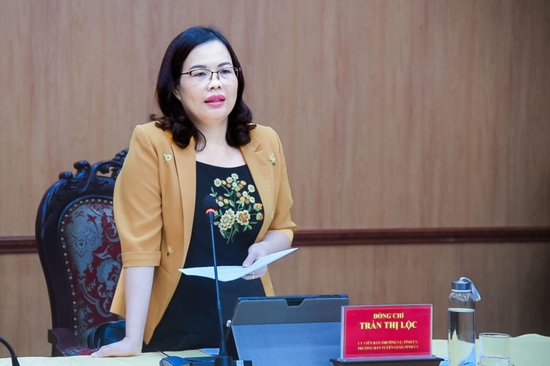 Đồng chí Trưởng Ban Tuyên giáo Tỉnh ủy Trần Thị Lộc phát biểu tại hội nghị. 1.jpg