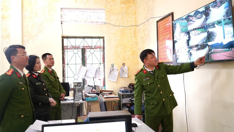 Công an xã Vũ Muộn, huyện Bạch Thông báo cáo thực tế việc triển khai mô hình “Camera an ninh” z6505975614604-4021f676ef9d7b5bb6172ec42b950d1f.jpg
