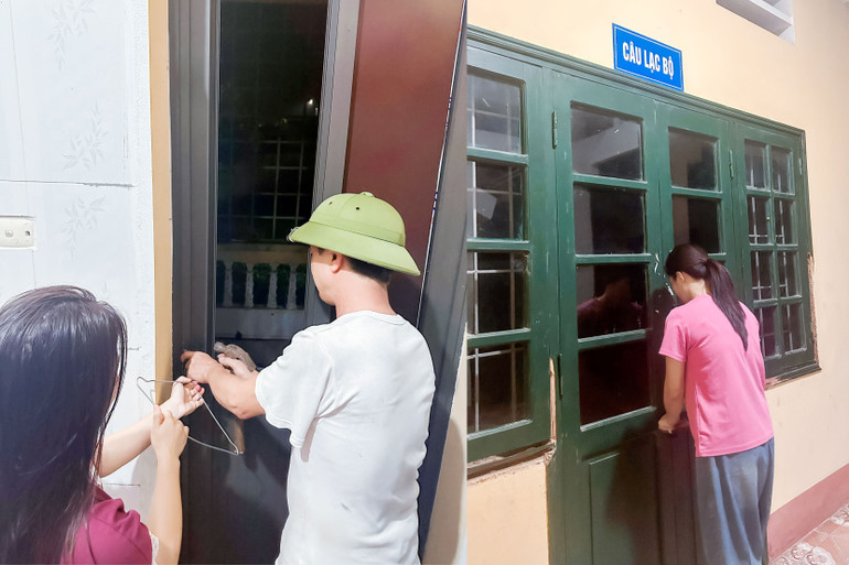 Trung tâm Hỗ trợ phát triển giáo dục hoà nhập tỉnh Bắc Kạn buộc lại cửa phòng, lớp học để phòng, chống bão. 3.jpg