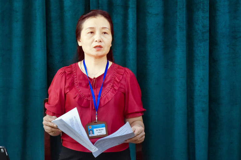 Giám đốc Sở Tư pháp, Trưởng Ban Tổ chức Cuộc thi, bà Hà Thị Đào phát biểu tại cuộc họp. 2.jpg