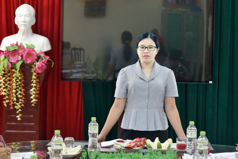 Bà Đồng Thị Vân Thoa phát biểu tại Trường THCS Đức Xuân. 2.jpg