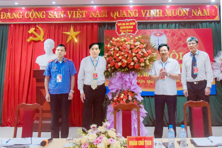 Đồng chí Phạm Duy Hưng tặng hoa chúc mừng Đại hội. 6.jpg