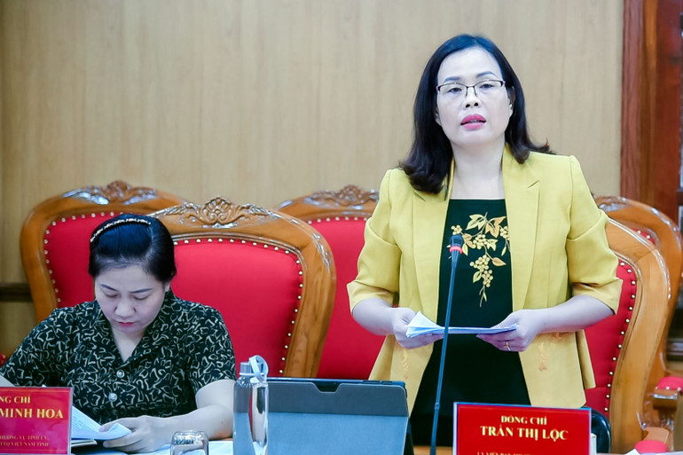 Đồng chí Trần Thị Lộc, Ủy viên Ban Thường vụ, Trưởng ban Tuyên giáo Tỉnh ủy trình bày báo cáo với Đoàn khảo sát. 1.jpg