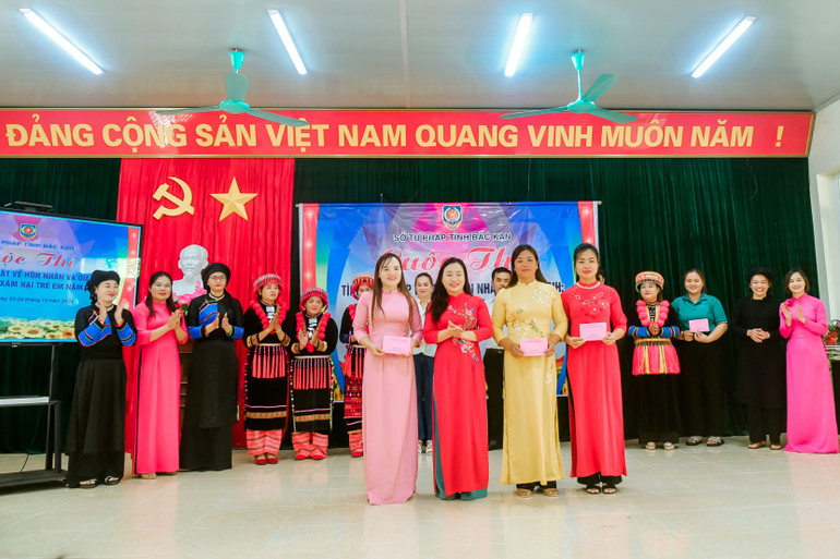 Ban Tổ chức trao thưởng cho các đội đoạt giải phụ. 6-9763-2113.jpg
